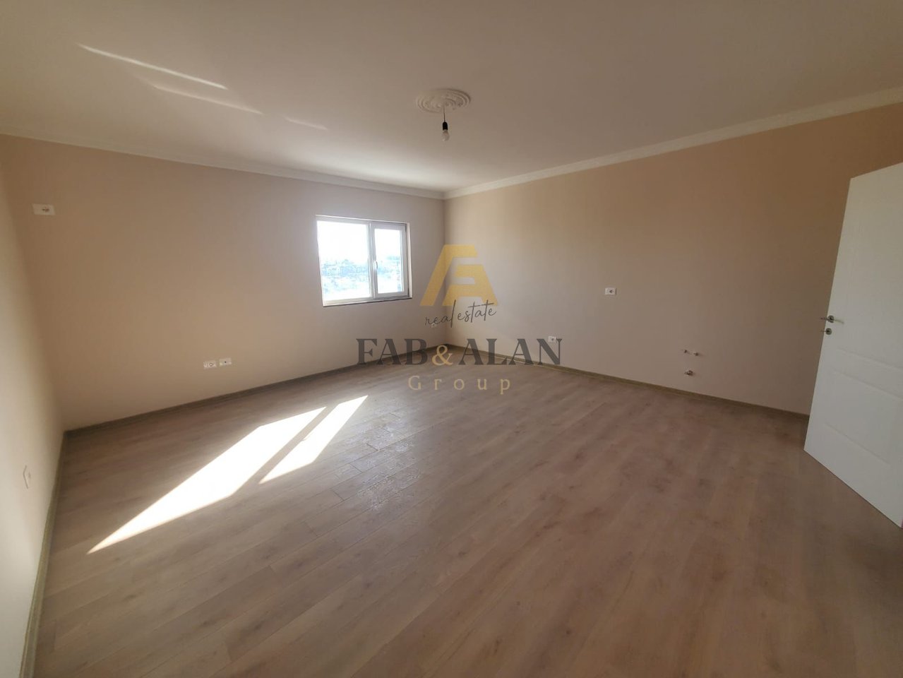 NE SPITALLE TE DURRESIT APARTAMENT 2+1 PER SHITJE!