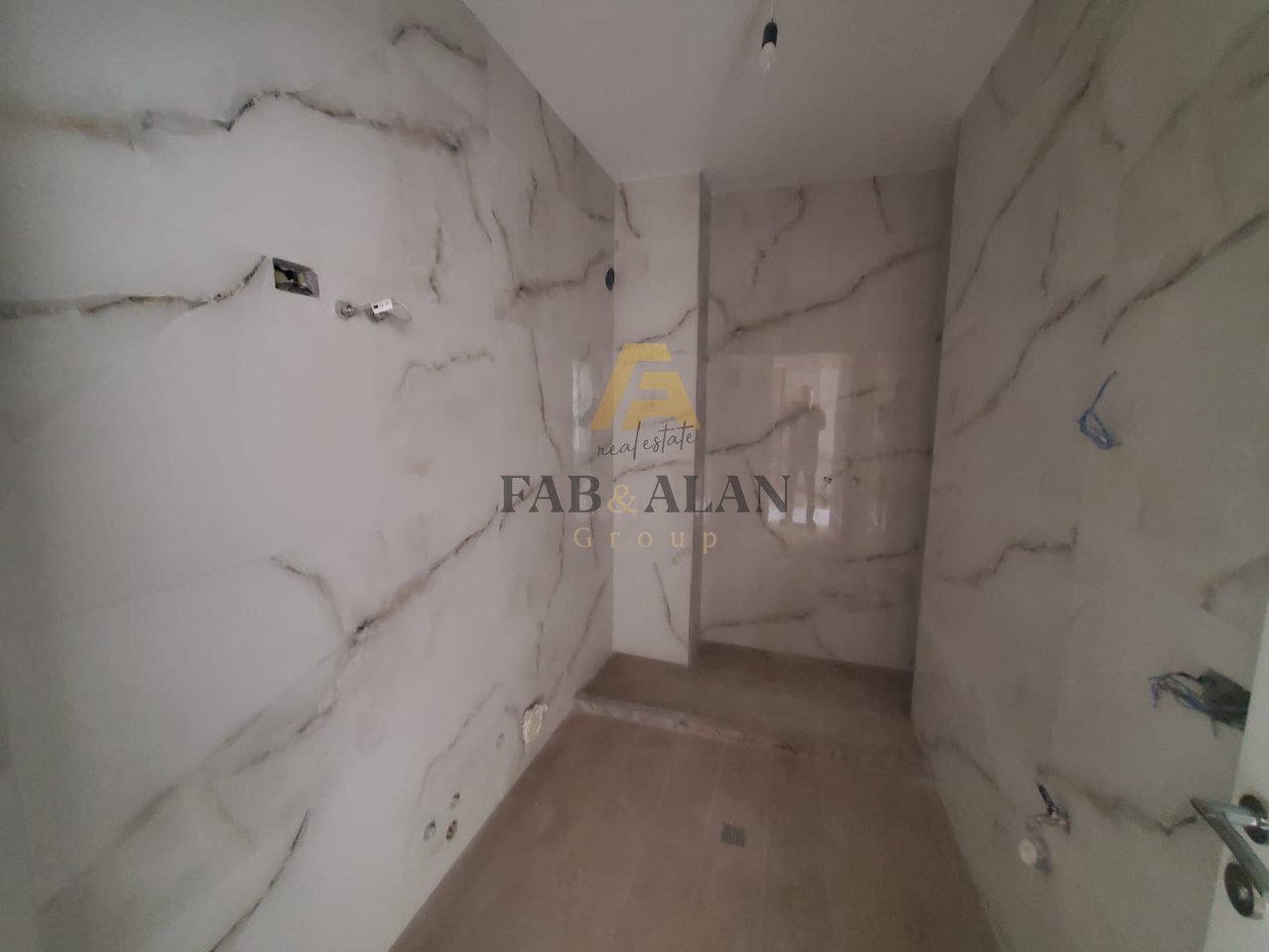 NE SPITALLE TE DURRESIT APARTAMENT 2+1 PER SHITJE!