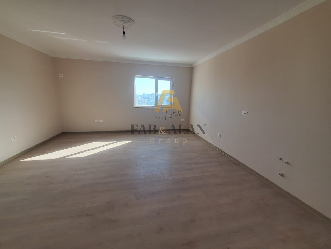 NE SPITALLE TE DURRESIT APARTAMENT 2+1 PER SHITJE!