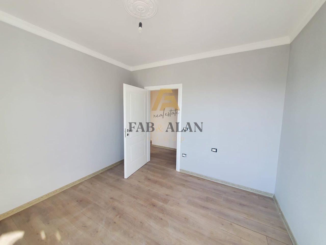 NE SPITALLE TE DURRESIT APARTAMENT 2+1 PER SHITJE!