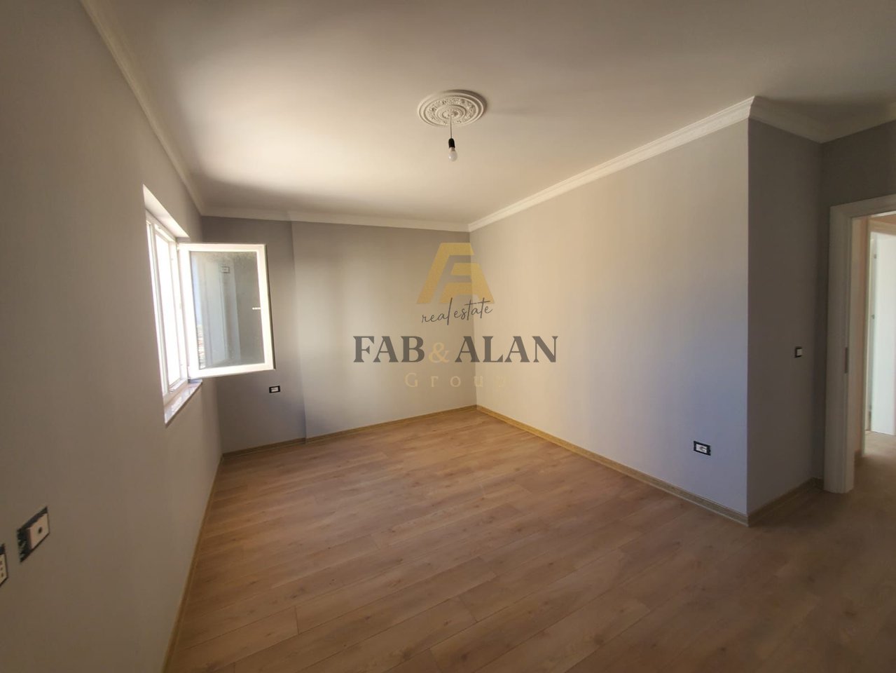 NE SPITALLE TE DURRESIT APARTAMENT 2+1 PER SHITJE!