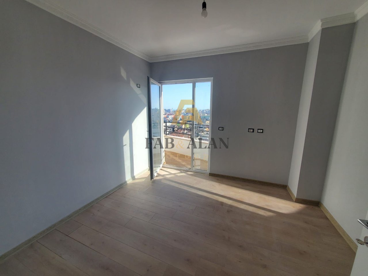 NE SPITALLE TE DURRESIT APARTAMENT 2+1 PER SHITJE!
