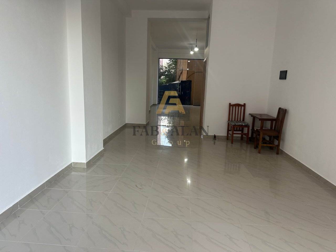 NE YZBERISHT PRANE KMY AMBIENT BIZNESI PER QERA!