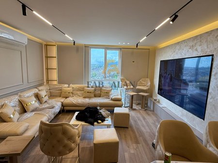 TEK SHKOLLA E BASHKUAR APARTAMENT 2+1 PER SHITJE!