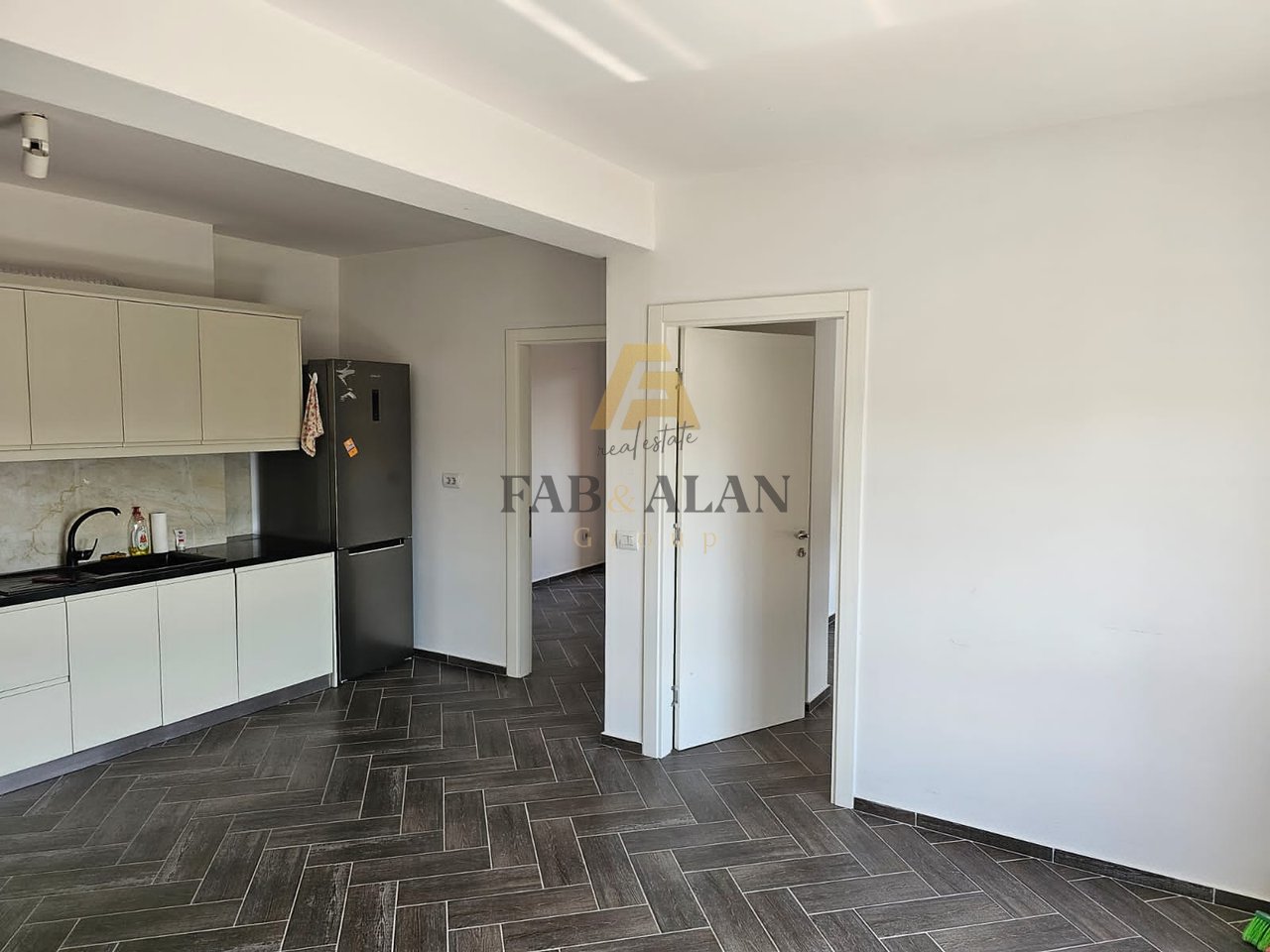 Ekskluzivitet në Myslym Shyri – Jepet me qira apartament/zyrë luksoze
