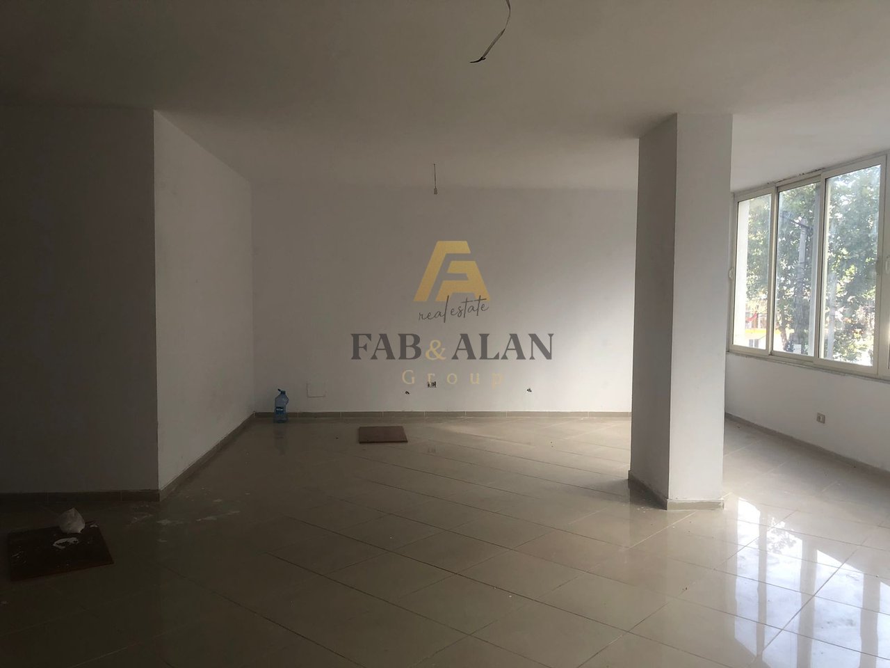 IN AFFITTO AREA COMMERCIALE DI FRONTE AL LICEO "IBRAHIM RUGOVA"!