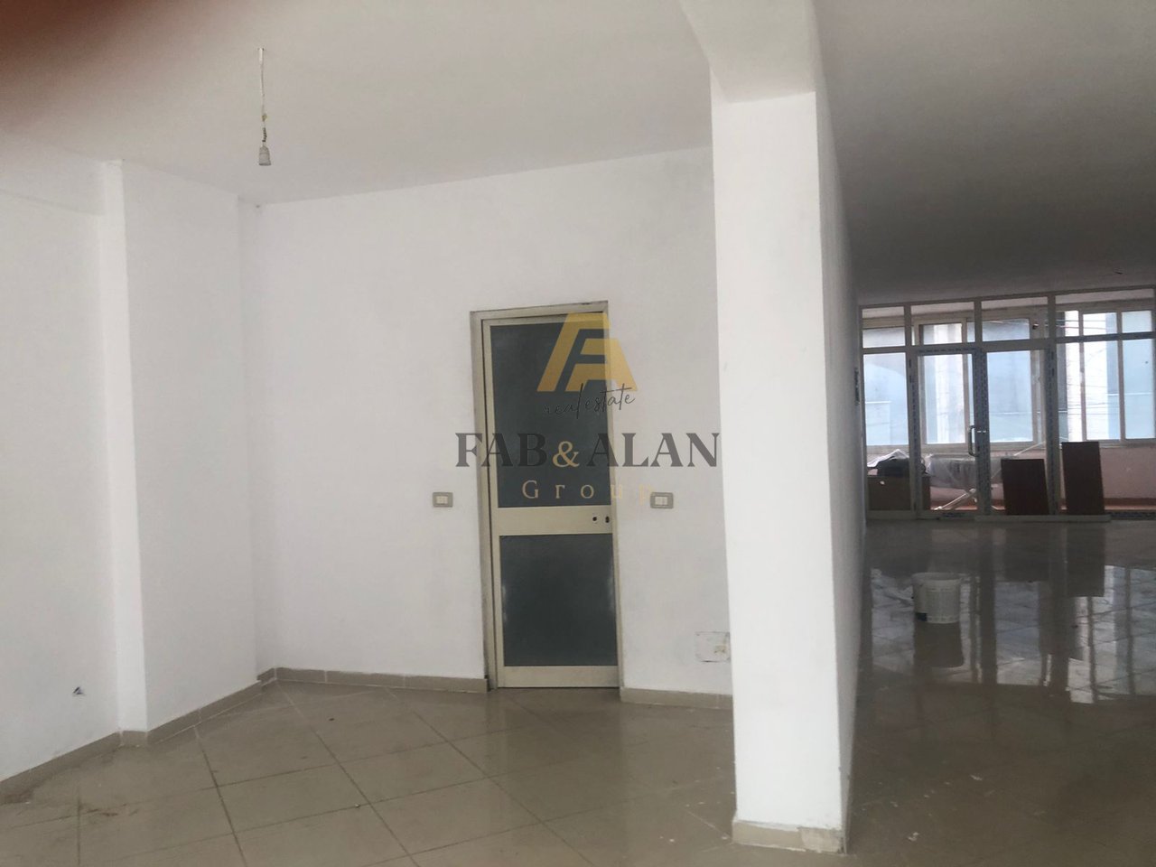 IN AFFITTO AREA COMMERCIALE DI FRONTE AL LICEO "IBRAHIM RUGOVA"!