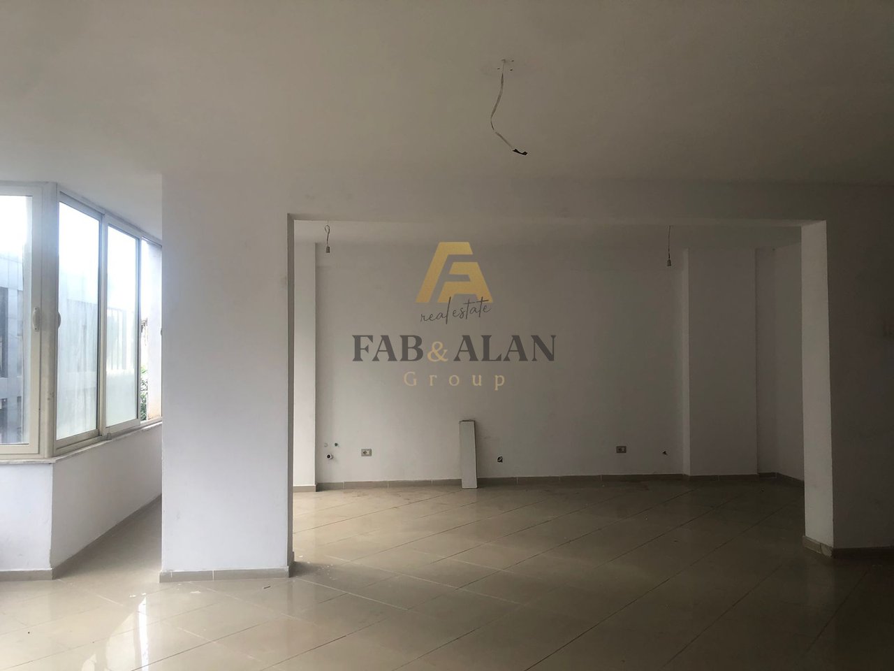 IN AFFITTO AREA COMMERCIALE DI FRONTE AL LICEO "IBRAHIM RUGOVA"!