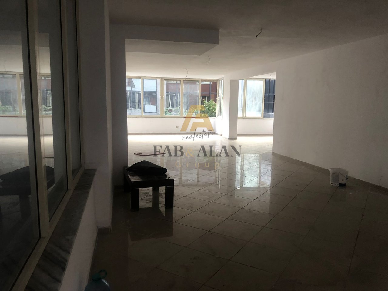 IN AFFITTO AREA COMMERCIALE DI FRONTE AL LICEO "IBRAHIM RUGOVA"!
