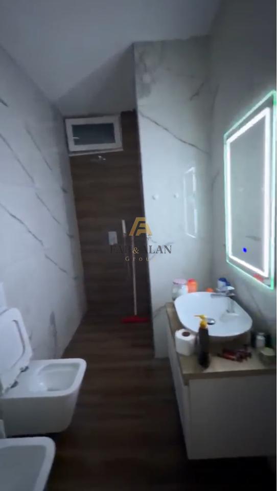 🏡 Shitet apartament 2+1+2 + postparkim, në zonën e 5 Majit.