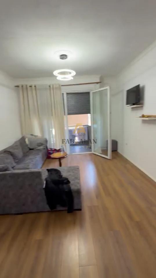 🏡 Shitet apartament 2+1+2 + postparkim, në zonën e 5 Majit.