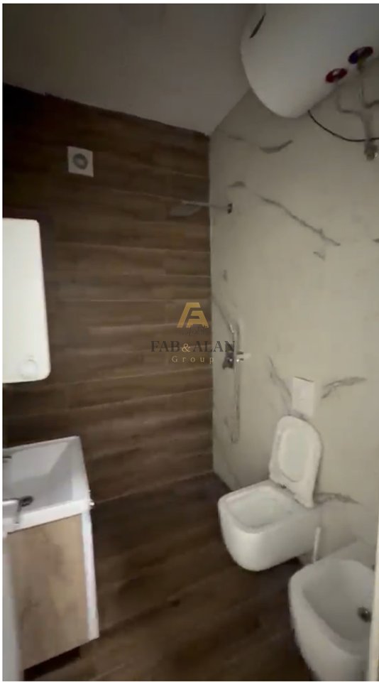 🏡 Shitet apartament 2+1+2 + postparkim, në zonën e 5 Majit.