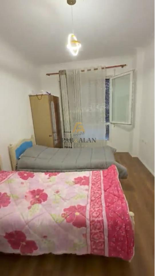 🏡 Shitet apartament 2+1+2 + postparkim, në zonën e 5 Majit.
