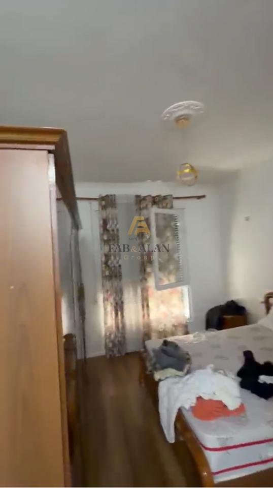 🏡 Shitet apartament 2+1+2 + postparkim, në zonën e 5 Majit.