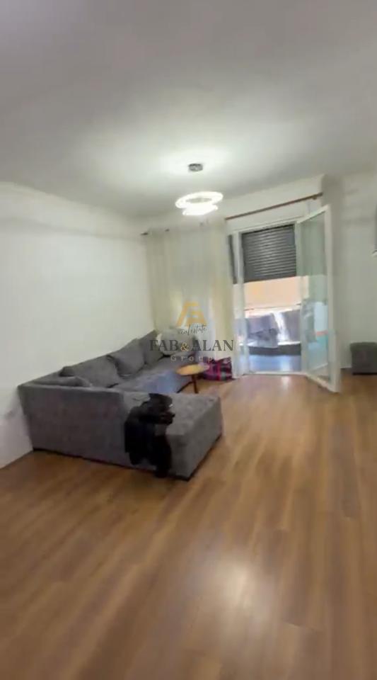 🏡 Shitet apartament 2+1+2 + postparkim, në zonën e 5 Majit.