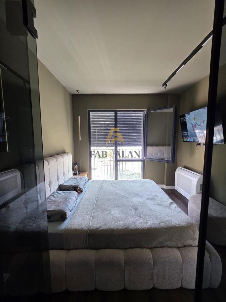 Shitet Penthouse Luksoz në Ali Demi