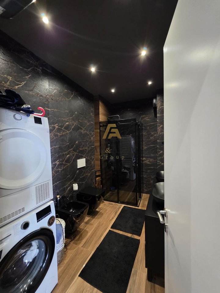 Shitet Penthouse Luksoz në Ali Demi