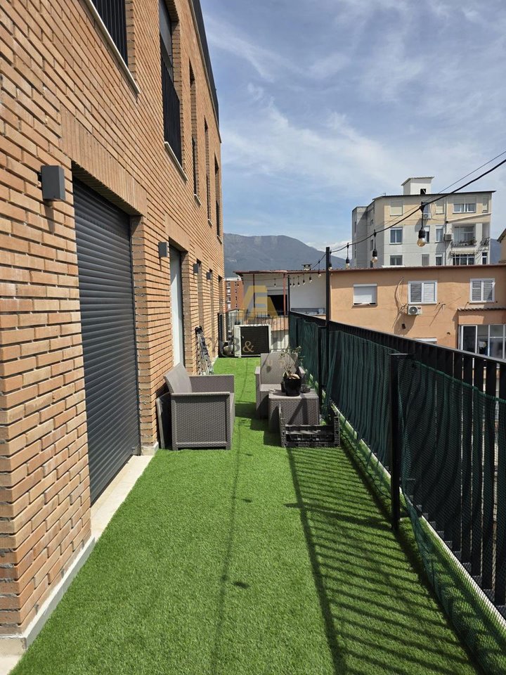 Shitet Penthouse Luksoz në Ali Demi