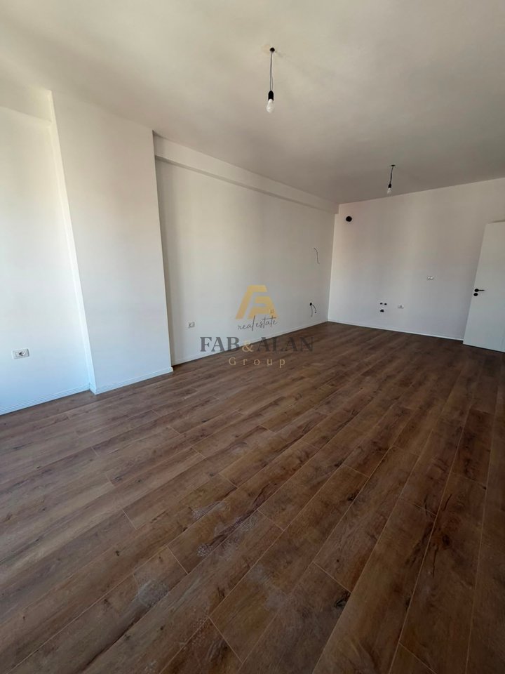 Shitet Apartament 2+1+2 në Kamëz