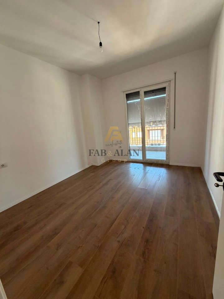 Shitet Apartament 2+1+2 në Kamëz