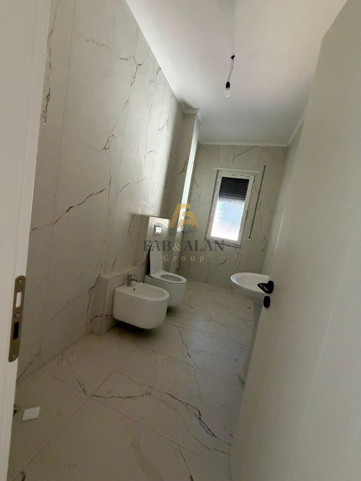 Shitet Apartament 2+1+2 në Kamëz