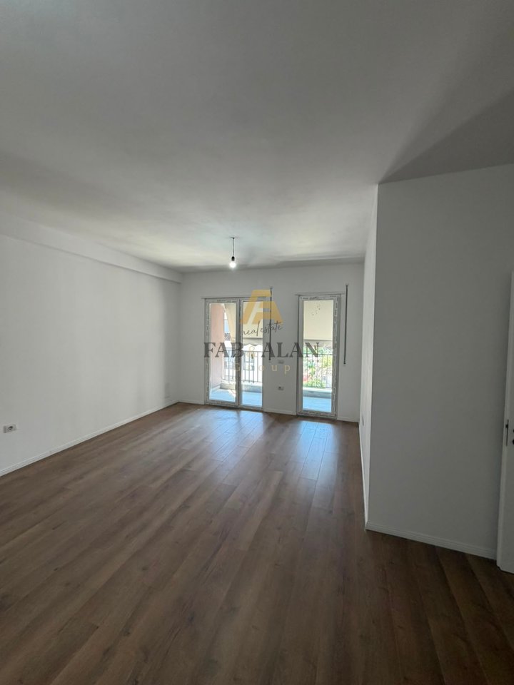 Shitet Apartament 2+1+2 në Kamëz