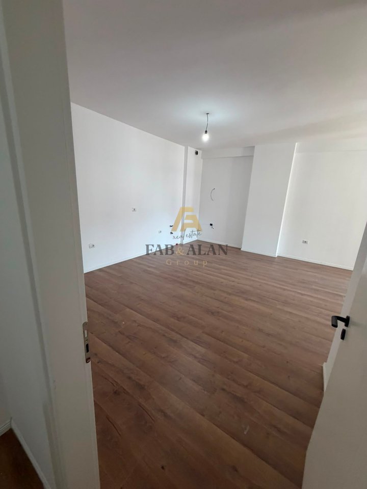 Shitet Apartament 2+1+2 në Kamëz