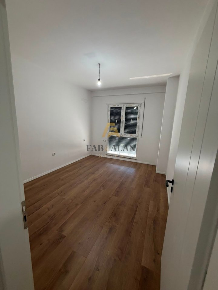 Shitet Apartament 2+1+2 në Kamëz