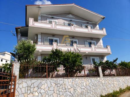 Vilë 3-katëshe me sipërfaqe 135m² dhe truall 400 m², me mobilim modern dhe hipotekë