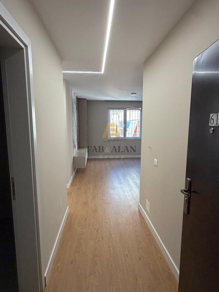 SHITET, APARTAMENT 2+1, ISH-STACIONI I TRENIT
TEL:0692055138