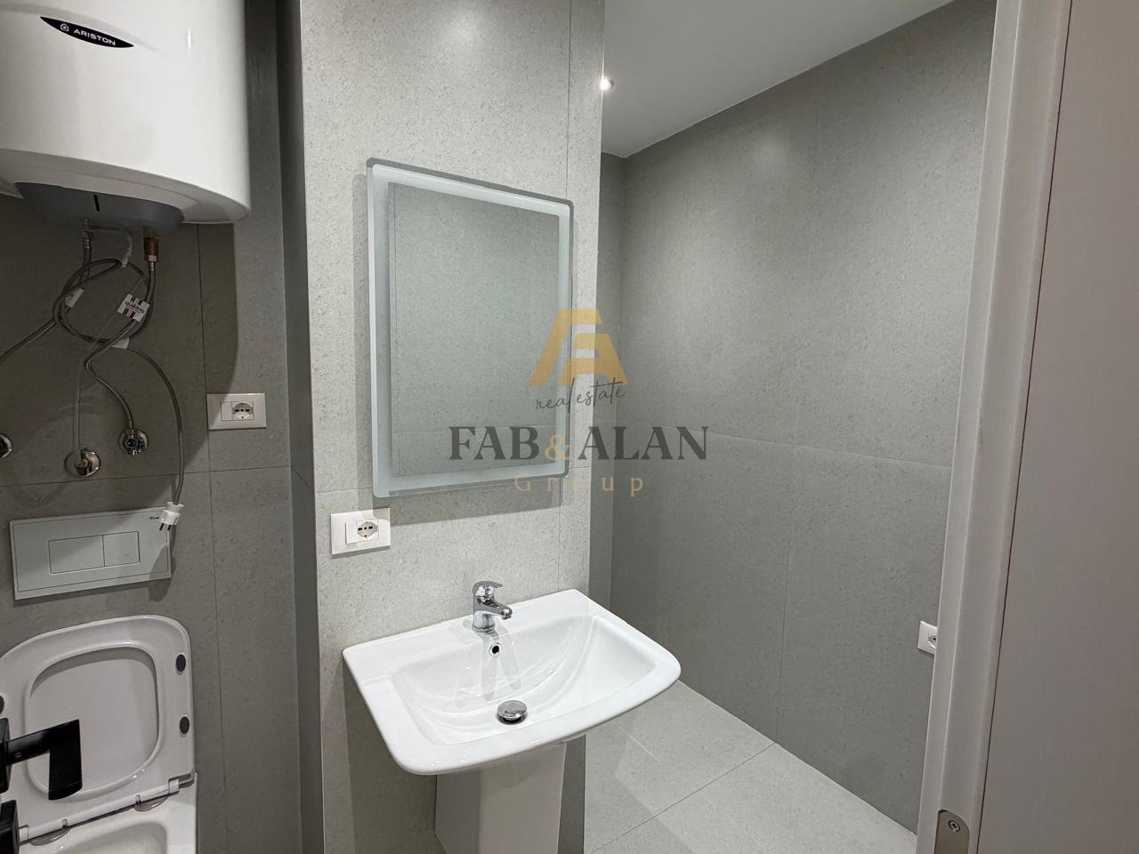 SHITET, APARTAMENT 2+1, ISH-STACIONI I TRENIT
TEL:0692055138