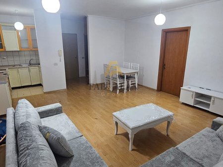 APPARTAMENTO IN AFFITTO - VIA 3 DESHMORËT, YZBERISHT, ADIACENTE ALLA NUOVA SCUOLA IN COSTRUZIONE, DI FRONTE AL GRANDI
affittasi 2+1+2, terzo piano    Eur500