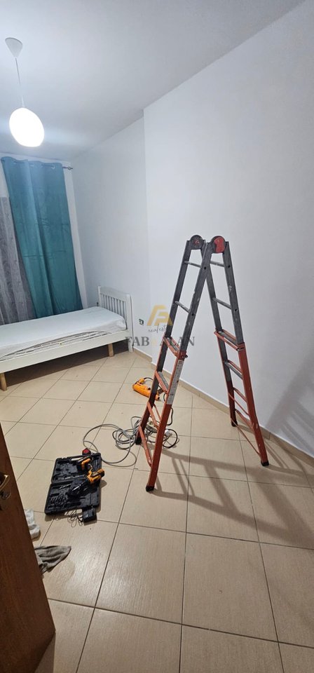 APPARTAMENTO IN AFFITTO - VIA 3 DESHMORËT, YZBERISHT, ADIACENTE ALLA NUOVA SCUOLA IN COSTRUZIONE, DI FRONTE AL GRANDI
affittasi 2+1+2, terzo piano    Eur500