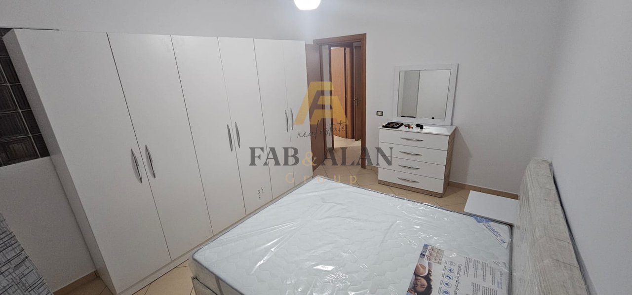 APPARTAMENTO IN AFFITTO - VIA 3 DESHMORËT, YZBERISHT, ADIACENTE ALLA NUOVA SCUOLA IN COSTRUZIONE, DI FRONTE AL GRANDI
affittasi 2+1+2, terzo piano    Eur500