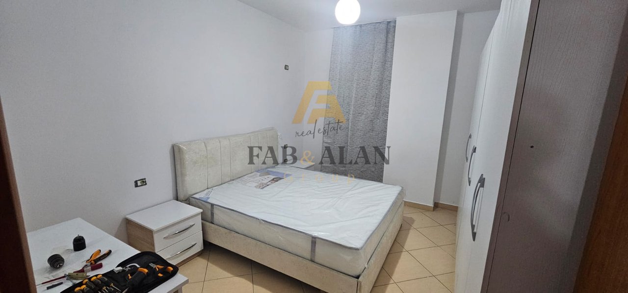 APPARTAMENTO IN AFFITTO - VIA 3 DESHMORËT, YZBERISHT, ADIACENTE ALLA NUOVA SCUOLA IN COSTRUZIONE, DI FRONTE AL GRANDI
affittasi 2+1+2, terzo piano    Eur500