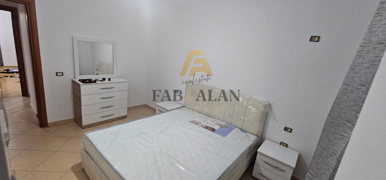 APPARTAMENTO IN AFFITTO - VIA 3 DESHMORËT, YZBERISHT, ADIACENTE ALLA NUOVA SCUOLA IN COSTRUZIONE, DI FRONTE AL GRANDI
affittasi 2+1+2, terzo piano    Eur500