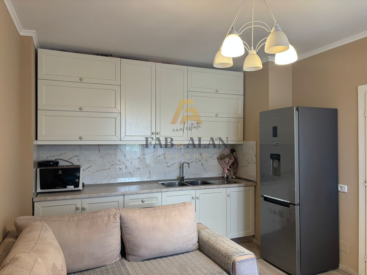 Appartamento in affitto 1+1 60.000 leke a 21 Dhjetori tra Myslym Shyri e la strada di Kavaja...disponibile dal 1 luglio