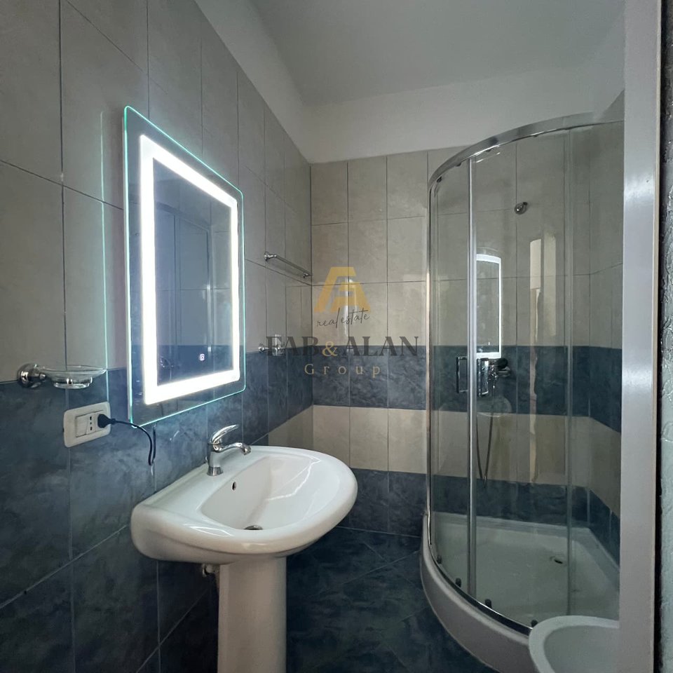 Jepet me qera apartament 1+1 rruga:Islam Alla 85m2,kati i 5 me ashensor,me verande te madhe, i pabanuar me pare 70.000 leke