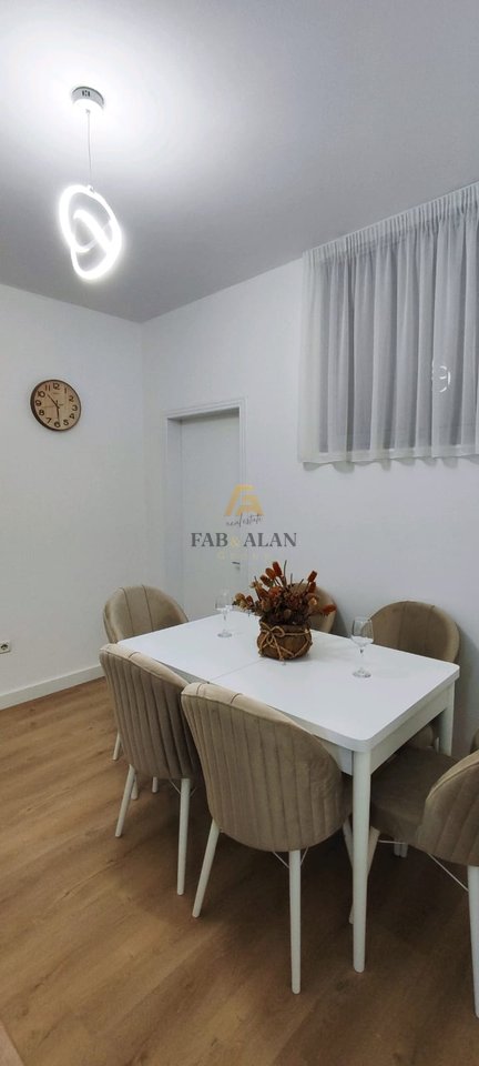 Jepet me qera apartament 1+1 rruga:Islam Alla 85m2,kati i 5 me ashensor,me verande te madhe, i pabanuar me pare 70.000 leke