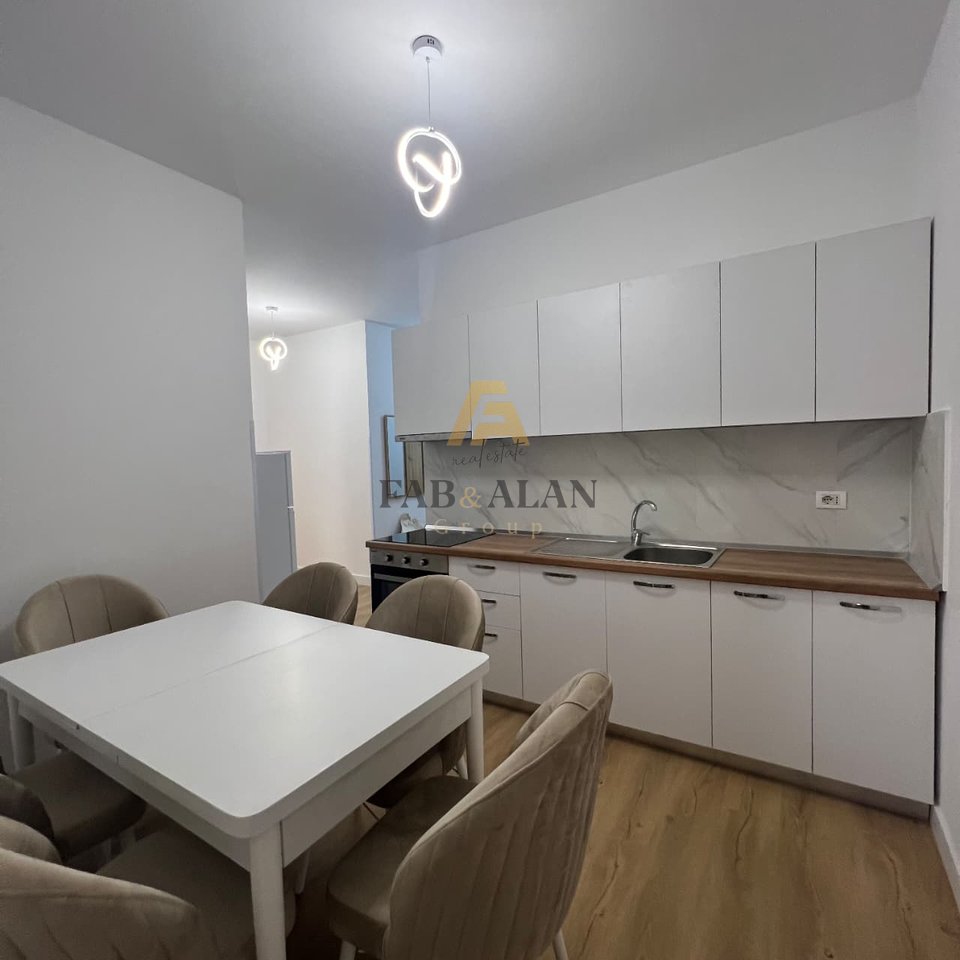 Jepet me qera apartament 1+1 rruga:Islam Alla 85m2,kati i 5 me ashensor,me verande te madhe, i pabanuar me pare 70.000 leke