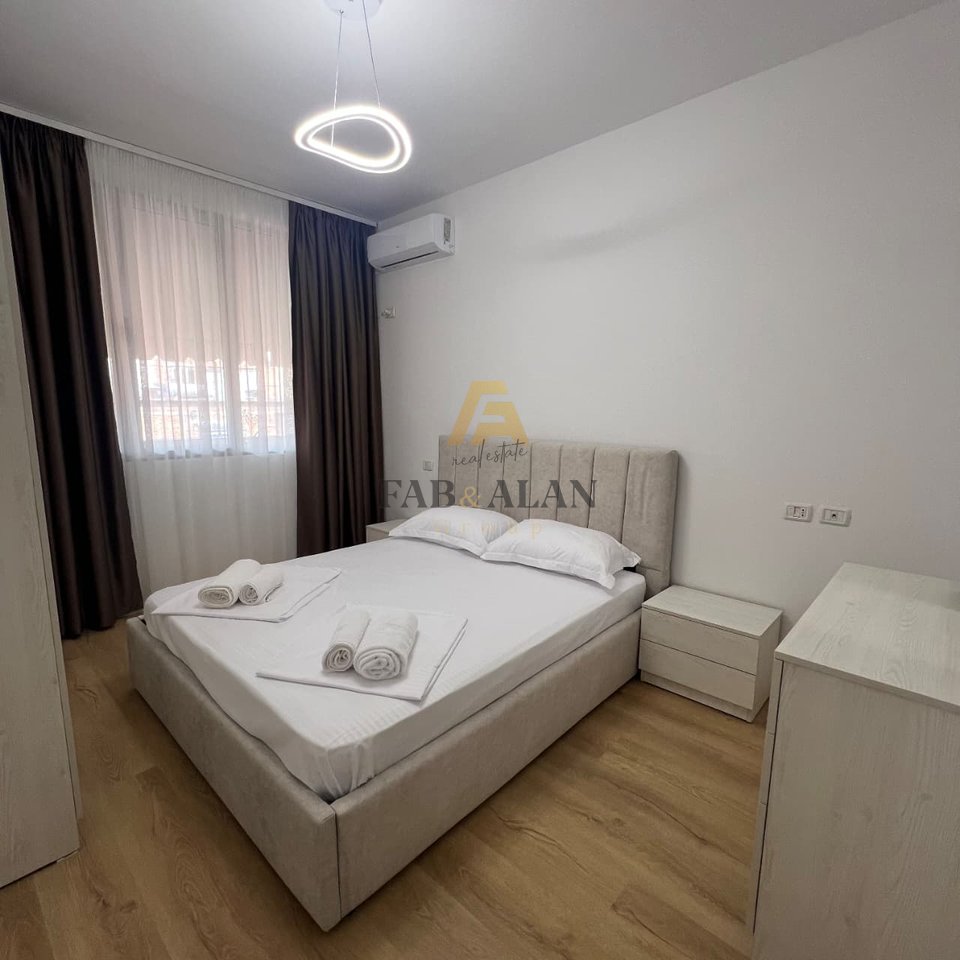 Jepet me qera apartament 1+1 rruga:Islam Alla 85m2,kati i 5 me ashensor,me verande te madhe, i pabanuar me pare 70.000 leke