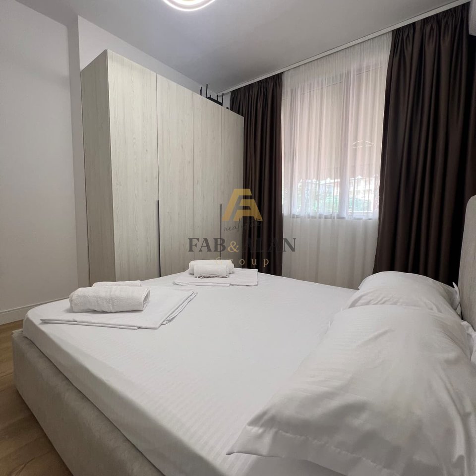 Jepet me qera apartament 1+1 rruga:Islam Alla 85m2,kati i 5 me ashensor,me verande te madhe, i pabanuar me pare 70.000 leke