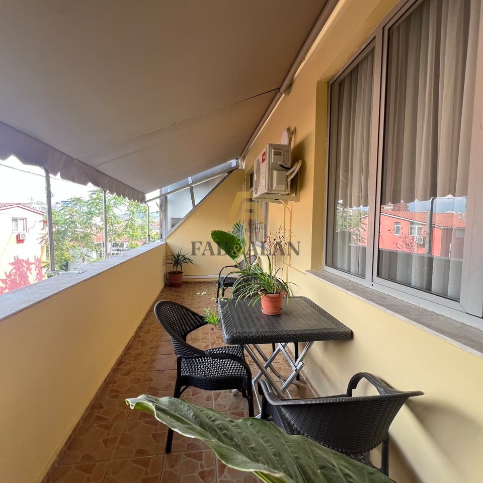 Jepet me qera apartament 1+1 rruga:Islam Alla 85m2,kati i 5 me ashensor,me verande te madhe, i pabanuar me pare 70.000 leke