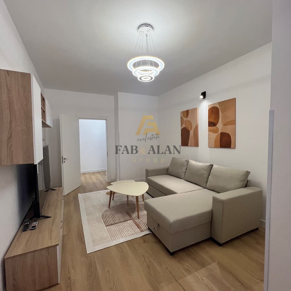 Jepet me qera apartament 1+1 rruga:Islam Alla 85m2,kati i 5 me ashensor,me verande te madhe, i pabanuar me pare 70.000 leke