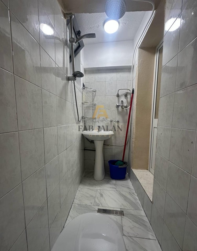Jepet me qera apartament 1+1, sip. 70m² prane komisariatit nr.1 dhe 5 min nga Pazari i Ri 40.000 LEKE