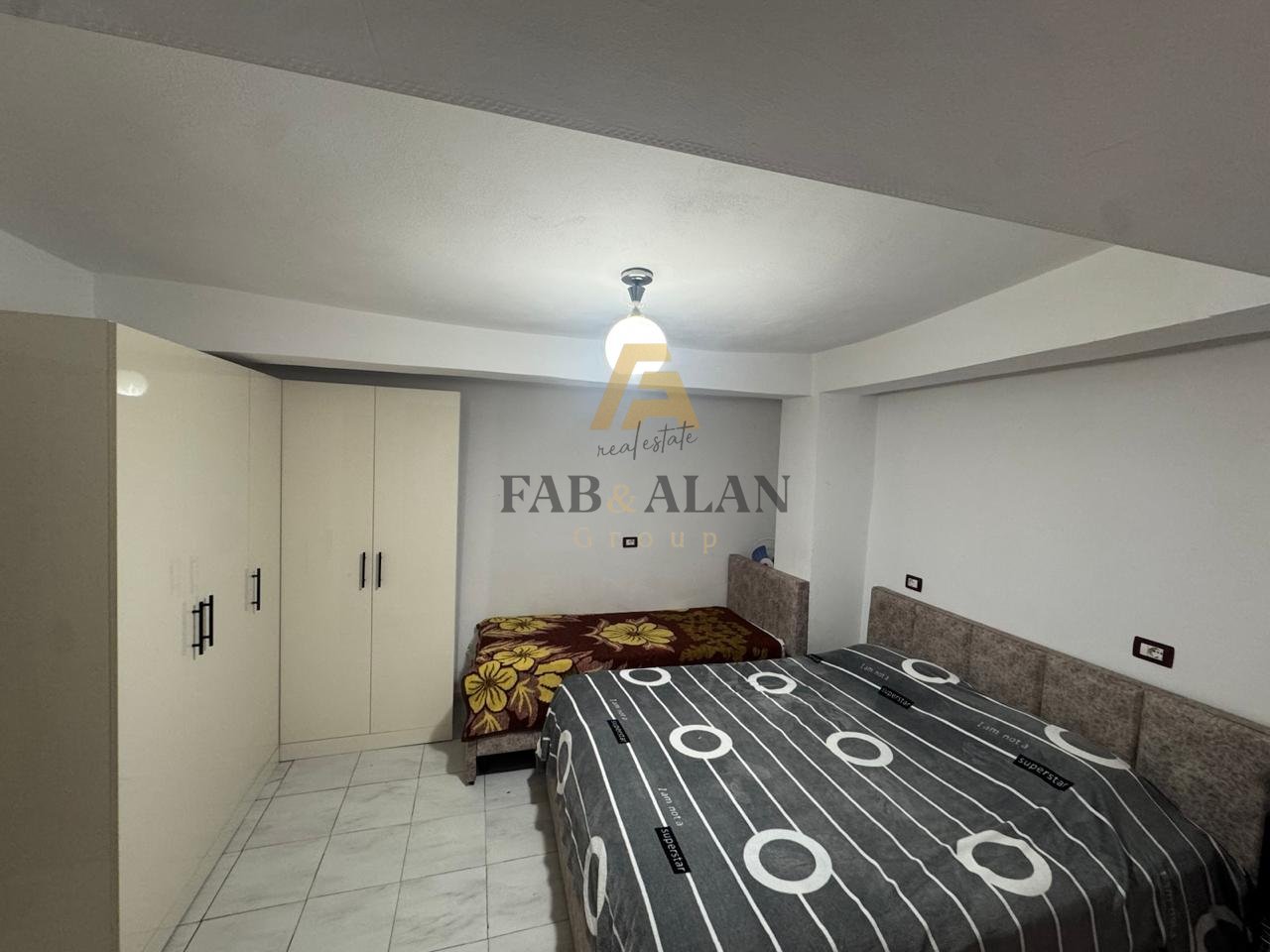 Jepet me qera apartament 1+1, sip. 70m² prane komisariatit nr.1 dhe 5 min nga Pazari i Ri 40.000 LEKE