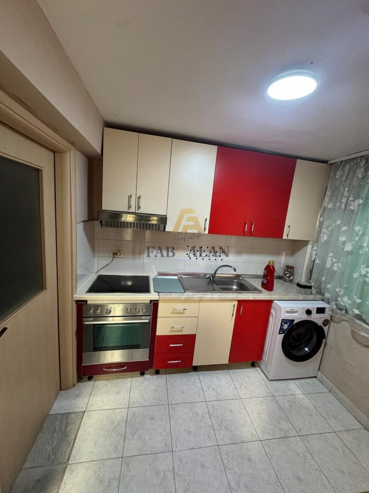 Jepet me qera apartament 1+1, sip. 70m² prane komisariatit nr.1 dhe 5 min nga Pazari i Ri 40.000 LEKE