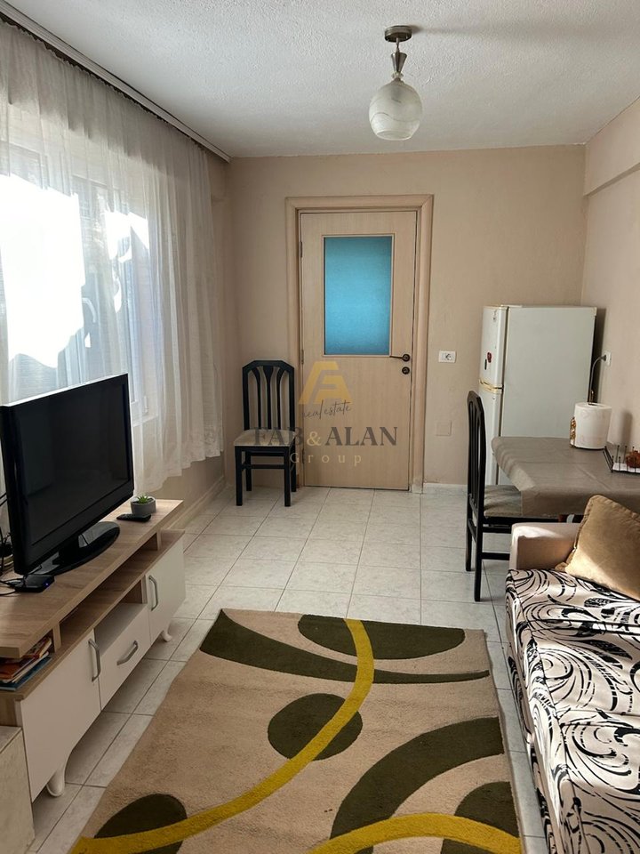 Jepet me qera apartament 1+1, sip. 70m² prane komisariatit nr.1 dhe 5 min nga Pazari i Ri 40.000 LEKE