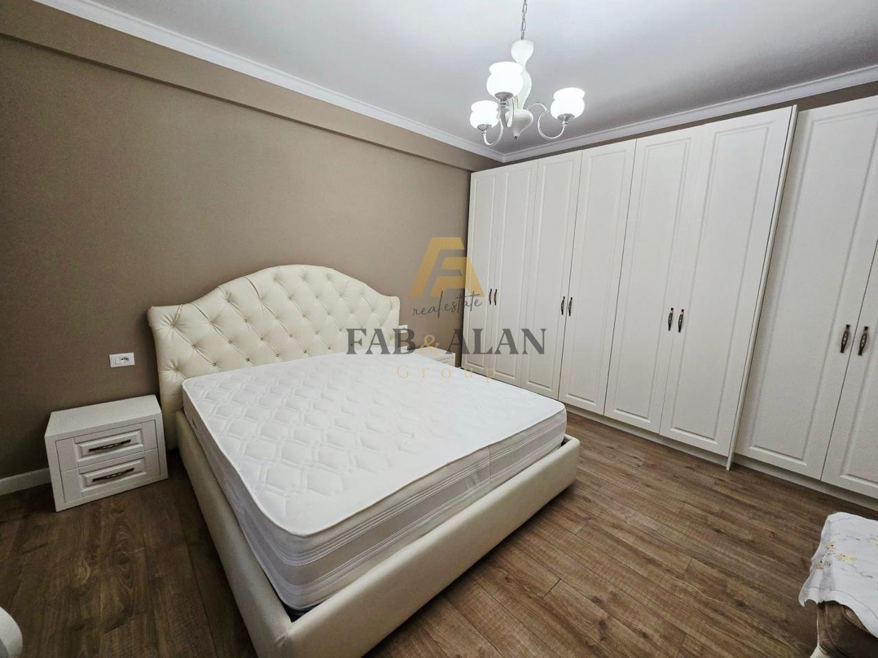 Appartamento 3+2 In Affitto nel Giardino Botanico Zoologico, Tirana - 1300€ | 145 m²