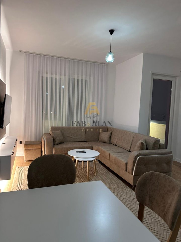 Jepet me qera apartament 2+1 + post parkimi në Rezidencën Hallaci 1, Paskuqan.

Apartamenti ndodhet në katin e 5 të një pallati me ashensor, me një sipërfaqe prej 105 m² dhe organizohet në sallon të bollshëm me kuzhinë, 2 dhoma gjumi, tualet dhe ballkon. Ambienti është i ndriçuar natyralisht dhe ofron komoditet maksimal për jetesë familjare.

Në çmim përfshihet edhe posti i parkimit.

💰 Qiraja: 600€/muaj
📍 Vendndodhja: Rezidenca Hallaci 1, Paskuqan

Pranohen vetëm familjarë.